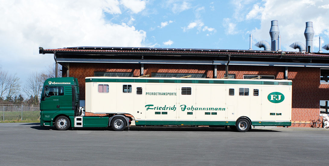 Semitrailer for 10 horses with living area