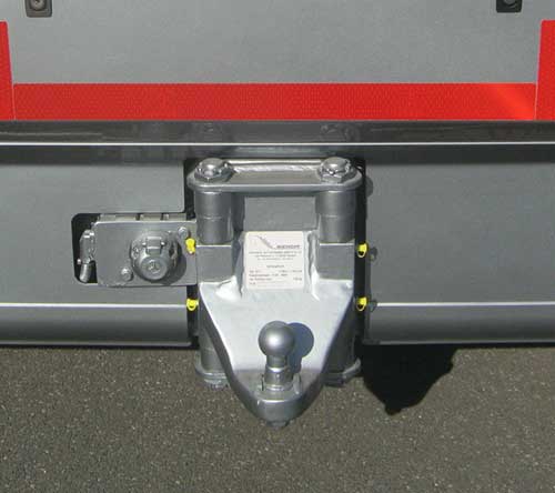 Vertically suspended trailer hitch