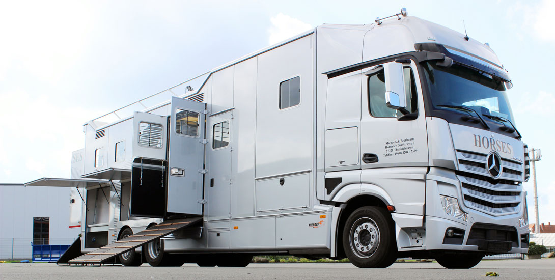 Horse transporter for 7 horses + living area