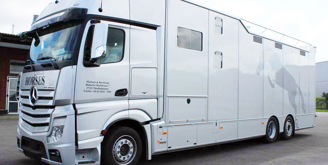 Horse transporter for 7 horses + living area