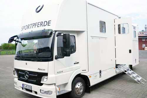 Horse transporter for 4 horses + living area