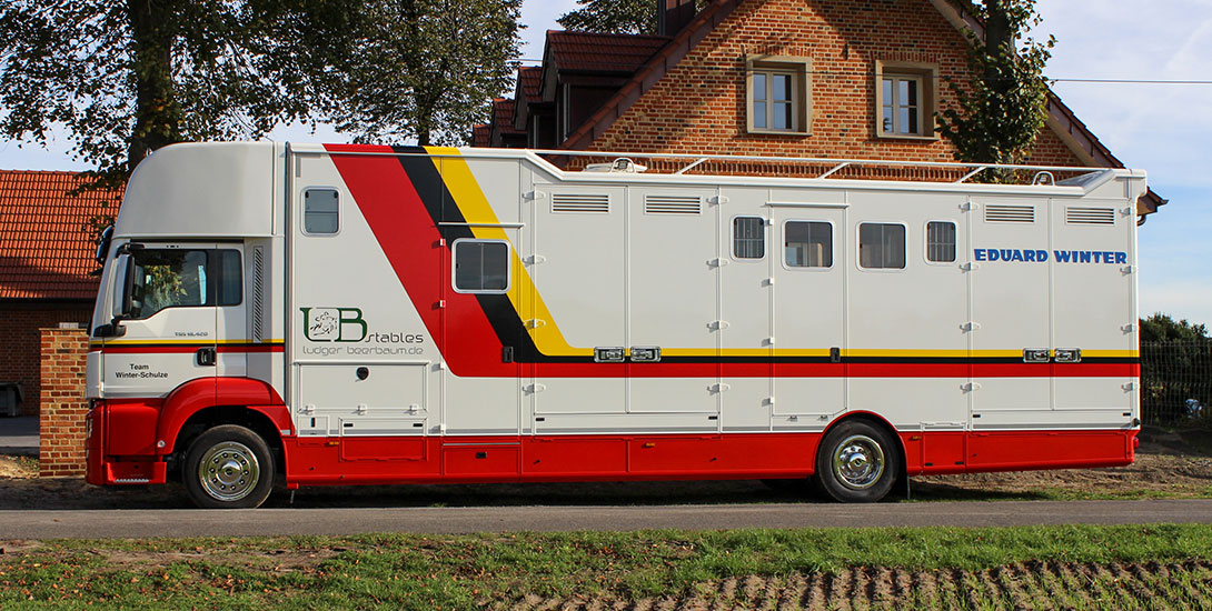 Pferdetransporter für 6 Pferde mit großer Sattelkammer + Wohnbereich