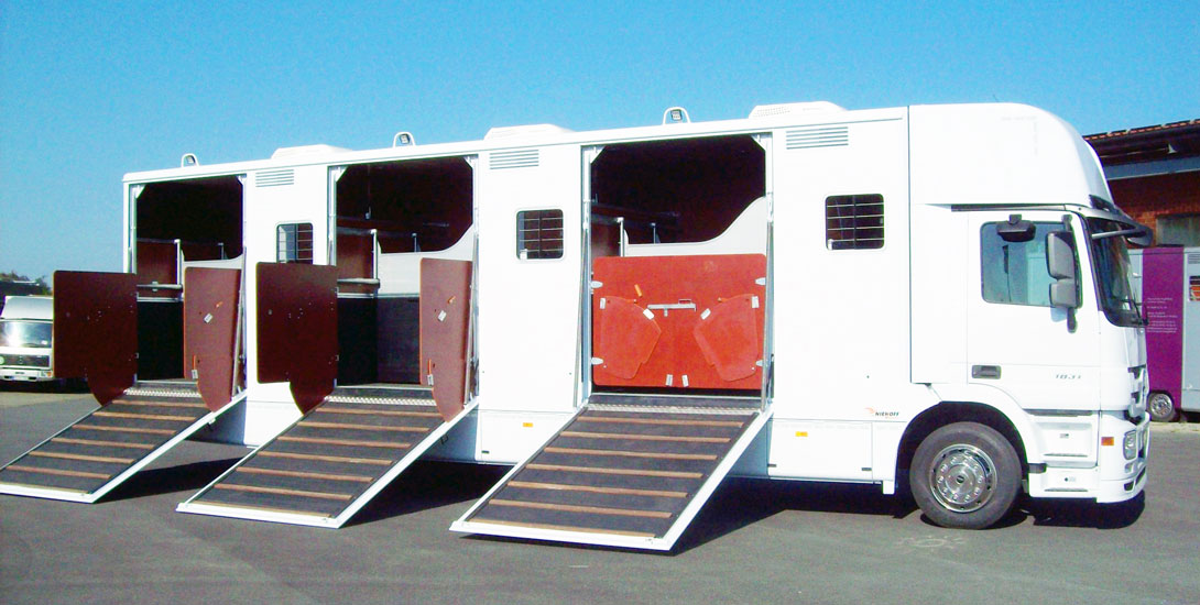 Pferdetransporter für 9 Pferde + Sattelkammer