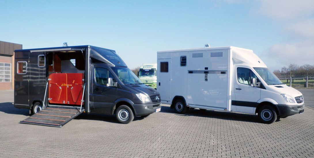 Sprinter for 2 horses + saddle chamber